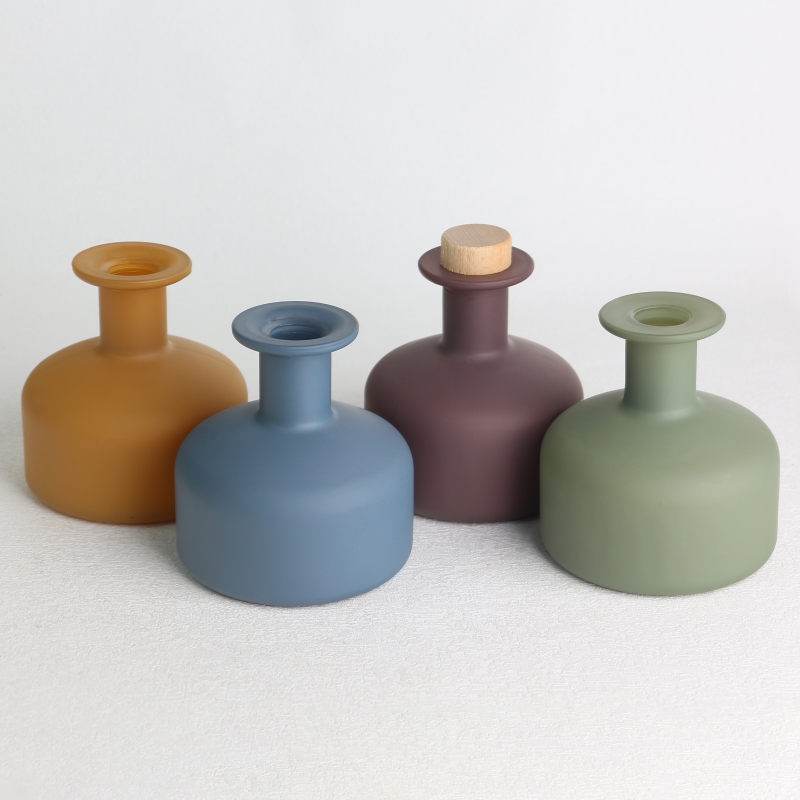 Botella difusora de vidrio rociado opaco esmerilado de varios colores con tapas de madera