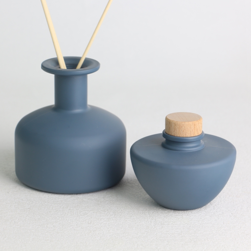 Kobaltblauwe, mat, ondoorzichtig gespoten glazen diffuserflessenset met houten doppen