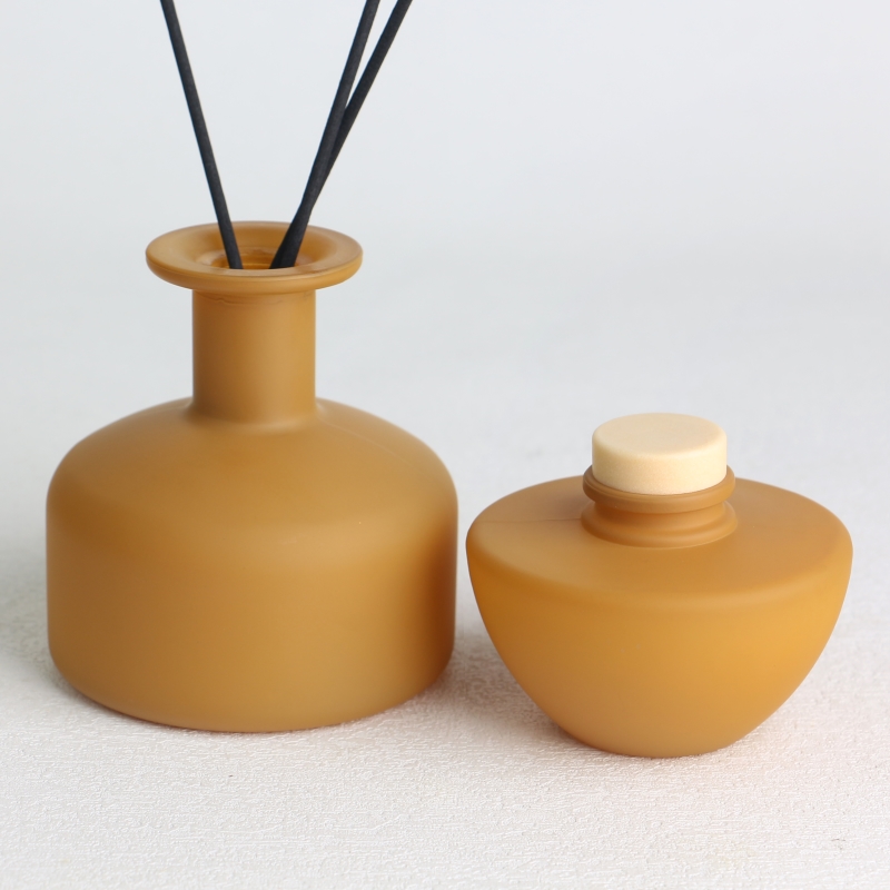 Ingwergelbes, mattiertes, undurchsichtiges Sprühglas-Diffusorflaschen-Set mit Holzkappen