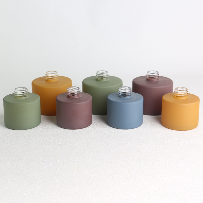 Zylindrische Muti-Color-Diffusorflasche aus mattiertem, undurchsichtigem Sprühglas mit Holzkappen