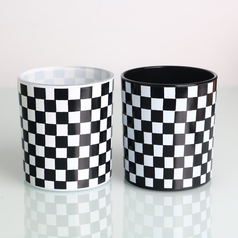 pote de vela de vidro vazio com padrão de grade preto e branco