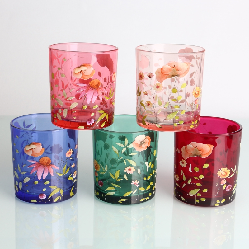 getönte Kerzenglasbehälter in den Farben Rot, Rosa, Blau und Cyan mit individuell bedruckten, vollfarbigen Musteraufklebern und Deckel