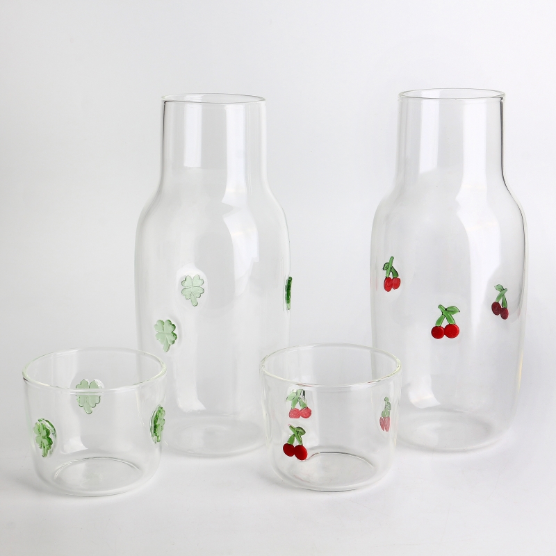 Handcraft Clover Inlay Decor Borosilicate Glass Water Pitcher with Lid 1L Heat-Resistant Jug for Hot and Cold Beverages with Glass Lid