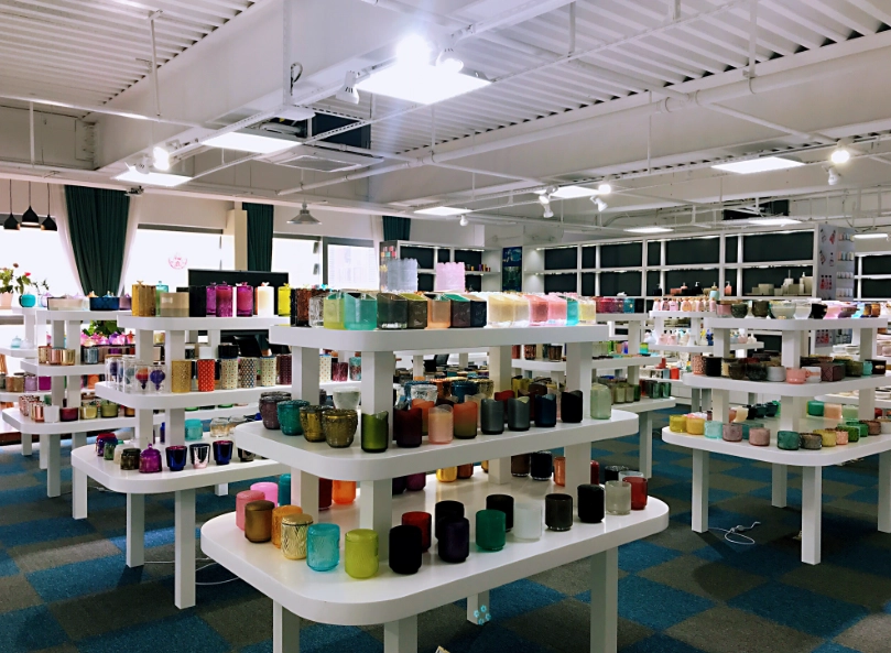 Wholesale custom 200ml 300ml 350ml 450ml gloss color glass candle jars 