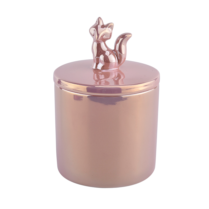 Pink ceramic candle jar na may talukap ng mata sa glossy.