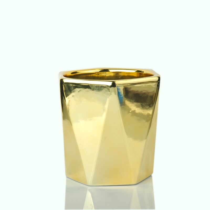 Aukso spalvos šešiakampė keraminė stiklinė žvakėPavadinimas: Spalva aukso šešiakampis keramikos jar žvakėNesvarbu: SGHY16061310Top skersmuo: 88x100mmApatinis skersmuo: 70x80mmAukštis: 115 mmSvoris: 387g Talpa: 447mlMOQ: 3000pcs.Mokėjimo sąlygos: 30% 