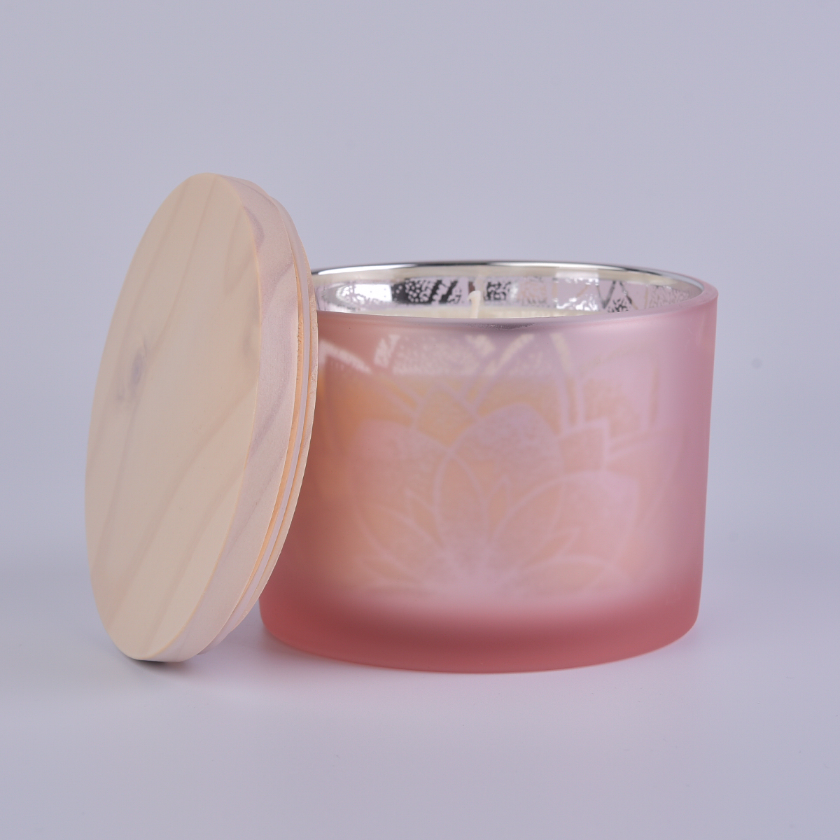 Frasco de vela de vidro rosa com tampa de madeira