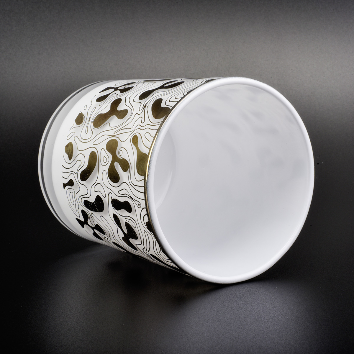 光沢のある白い装飾的なガラスの蝋燭ホールダー