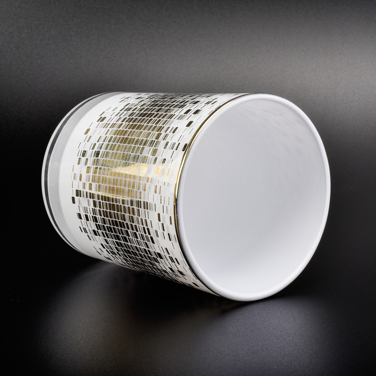 Pemegang lilin kaca putih dengan corak emas emas rim