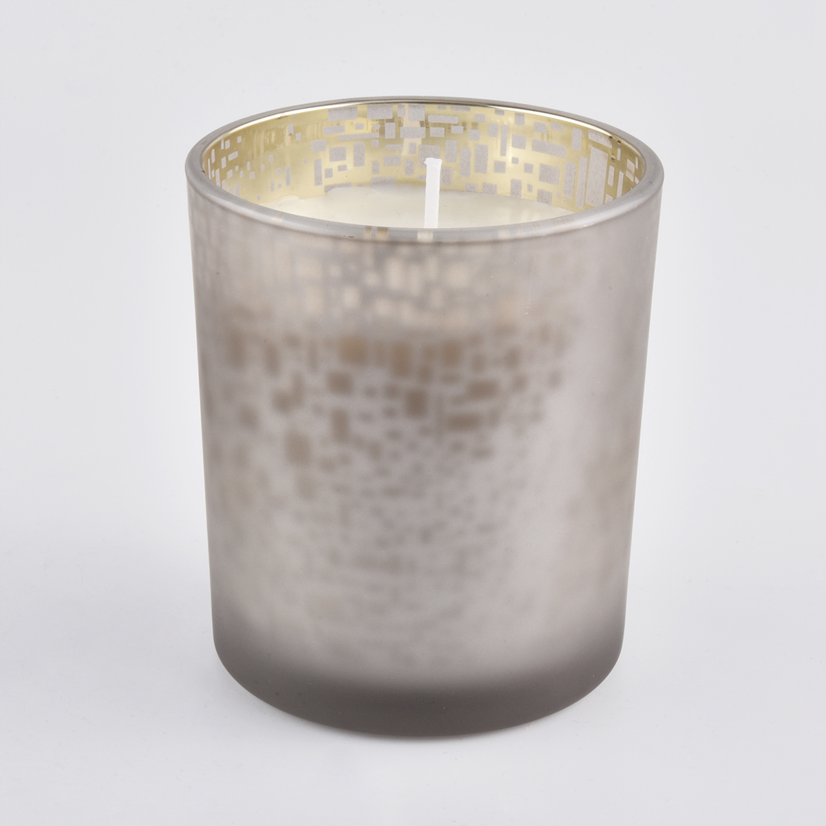 Höyrytetty harmaa lasipurkku, jossa on koristeellinen kuvio kynttilöihin