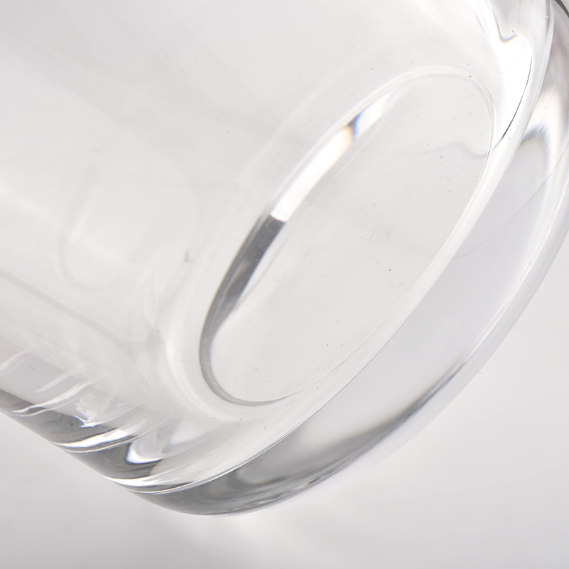 透明なガラスのキャンドルホルダー