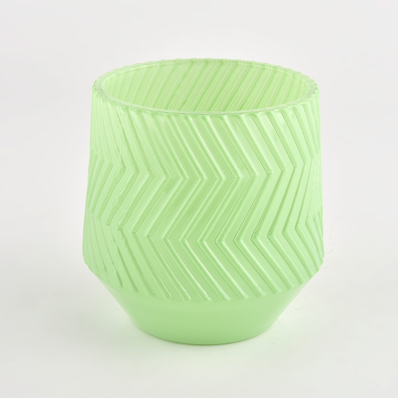 grøn lysestage i glas med præget mønster