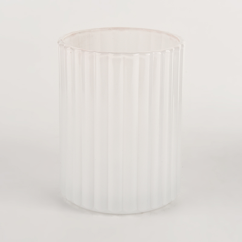 vase à bougie en verre blanc avec des rayures