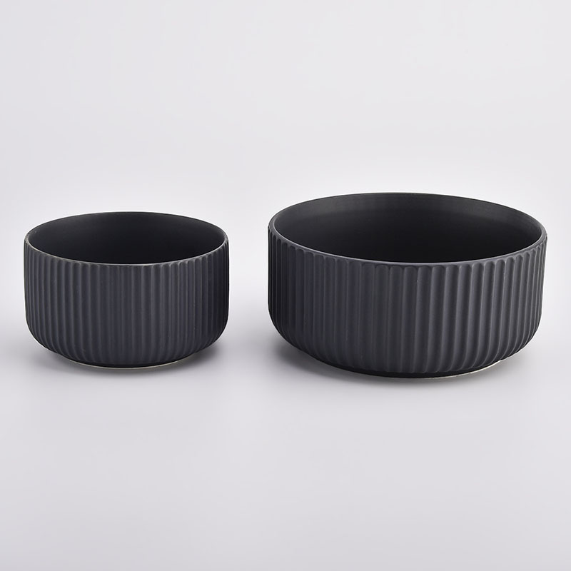 wadah keramik hitam besar dengan pola timbul untuk pembuatan lilin