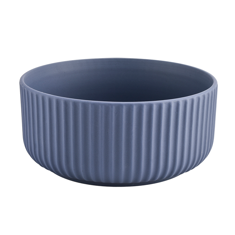 recipiente grande de cerámica azul con rayas en relieve