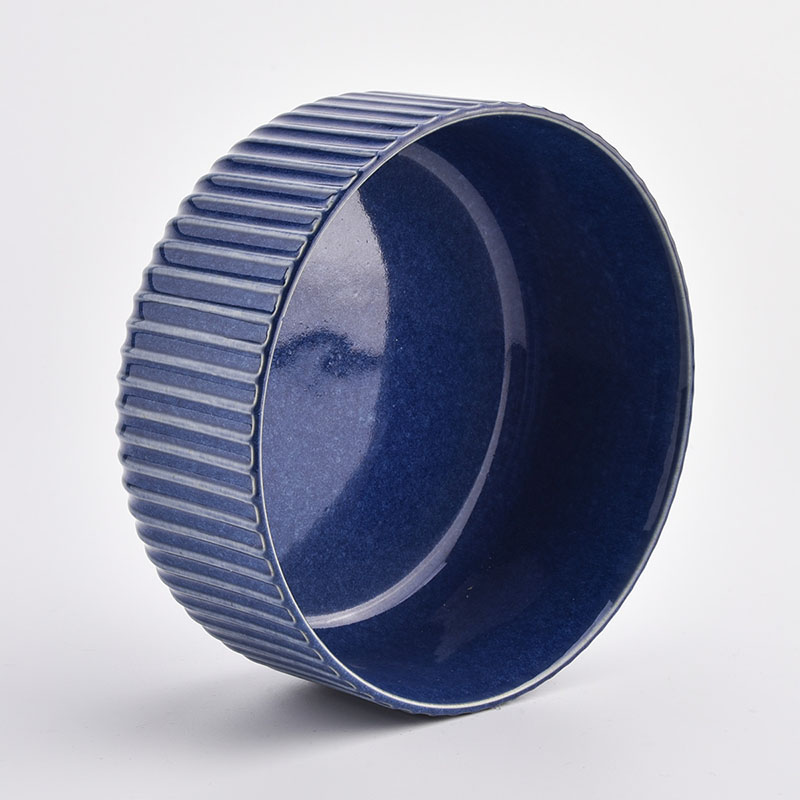 wadah keramik biru besar dengan garis timbul