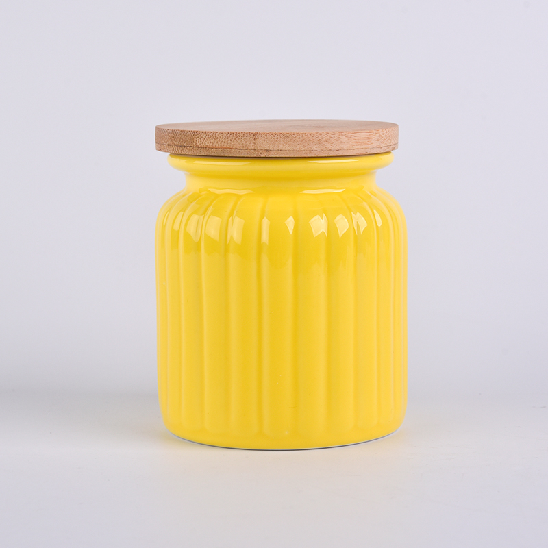 Wadah lilin keramik kuning dengan tutup bambu