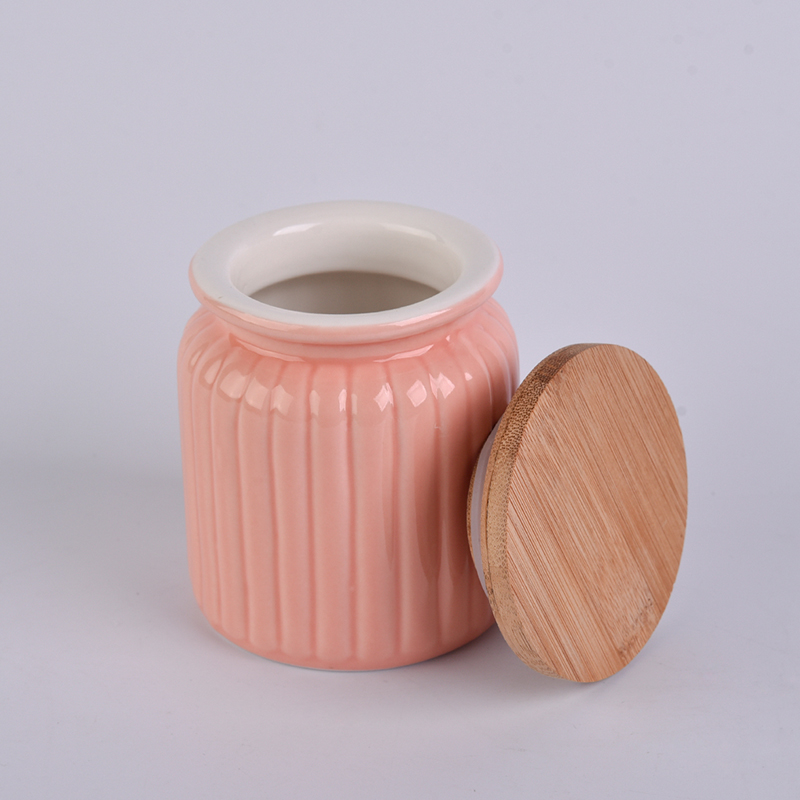 toples lilin keramik oranye dengan tutup bambu