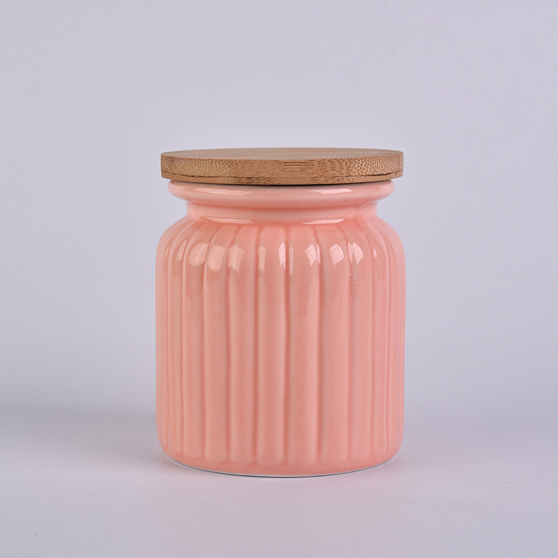 tarro de vela de cerámica naranja con tapa de bambú