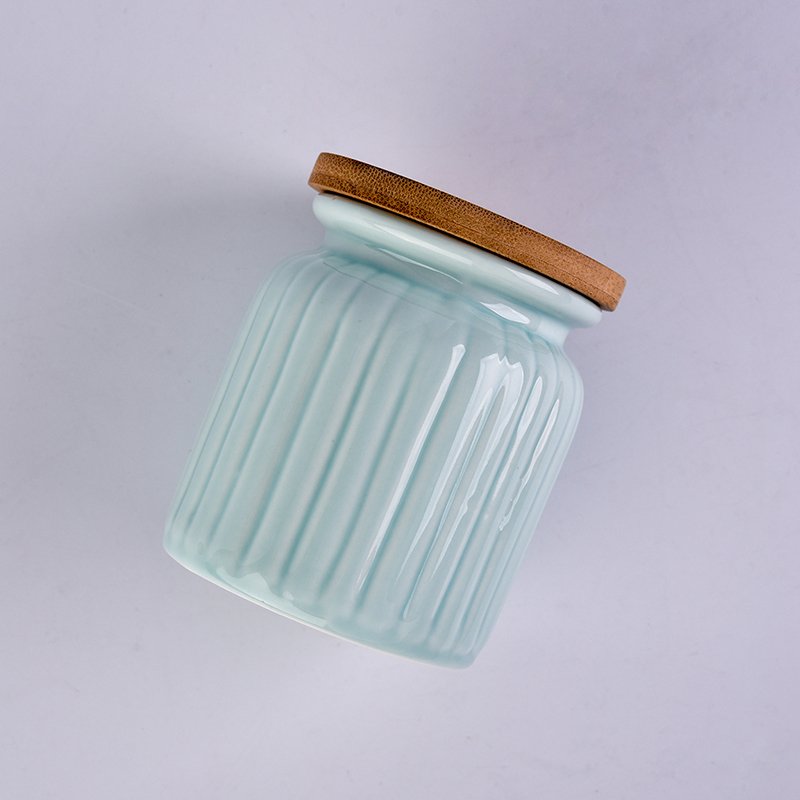 wadah lilin keramik biru dengan tutup bambu