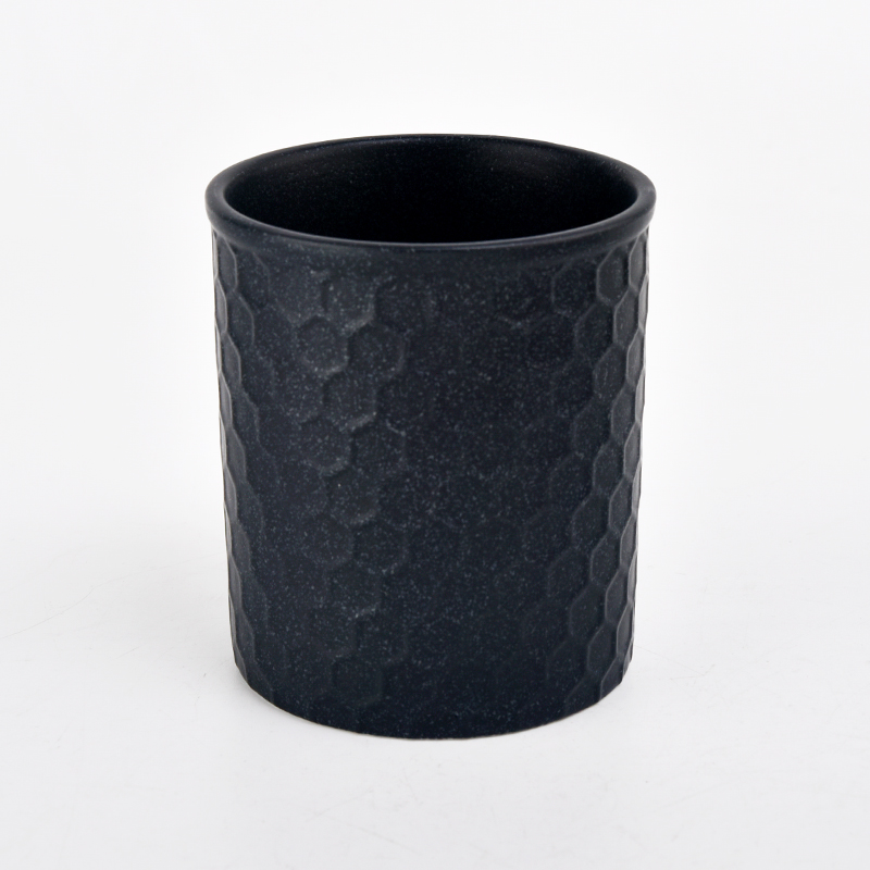 Kerzengefäß aus Keramik mit schwarzem Wabenprägungsmuster