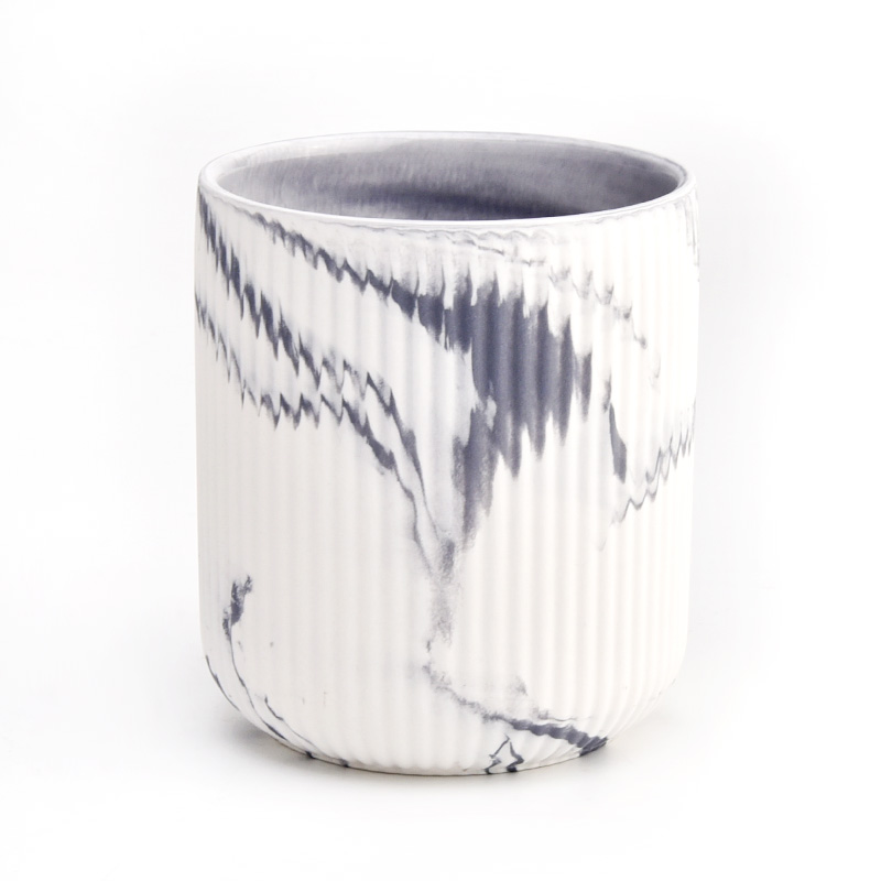 jarra de cerâmica canelada de cores misturadas preto e branco