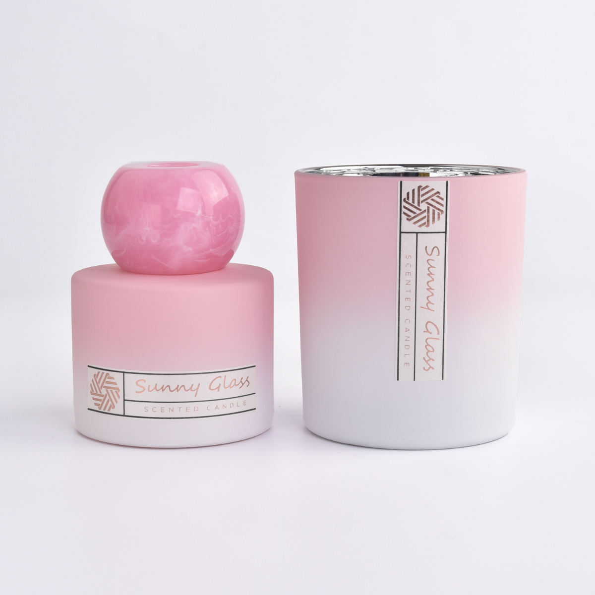 Eleganta pakāpeniski maināma rozā stikla niedru difuzora pudele un stikla svečturis