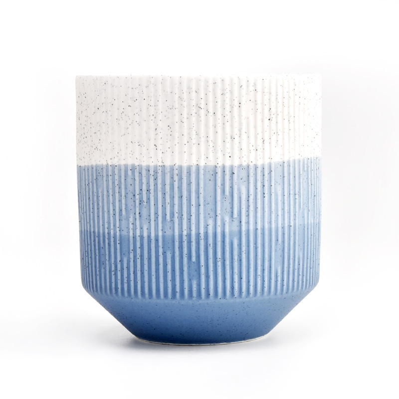 Naujai dažyti gradiento mėlynai spalvai ant tiekėjo keramikos žvakių indelio