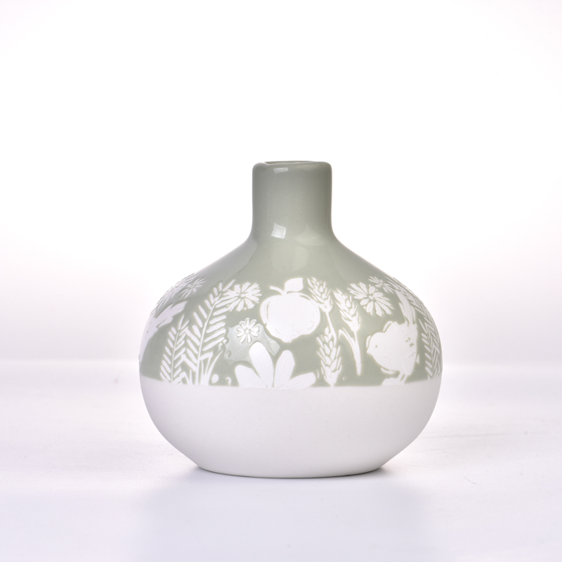 keramikas difuzora pudele ar skaistiem reljefiem rakstiem, zaļa un balta apaļa keramikas pudele