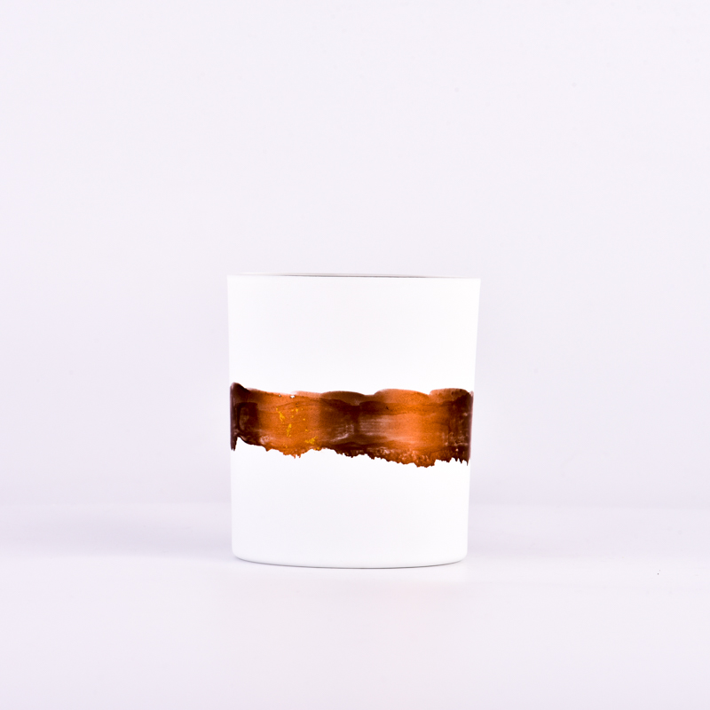 luxusná ručná farba na kovový farebný kruh na bielej sklenenej nádobe na sviečku