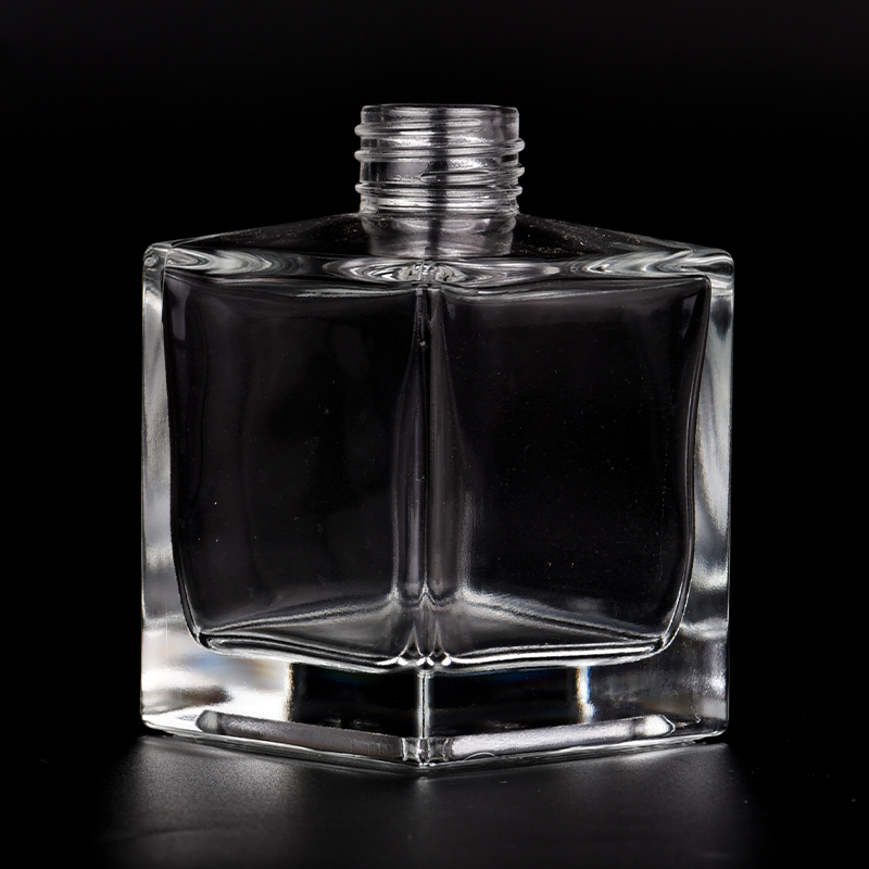 Newly design luxury square shape 200ml glass bottle for home deco