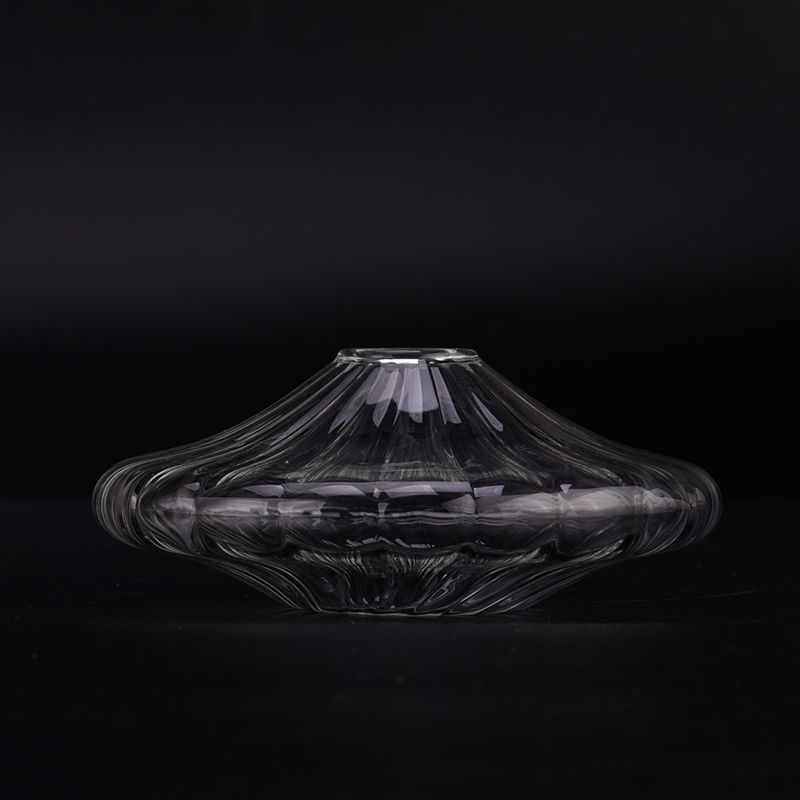 Lasinen kynttilänjalka juhlakoristeeksi tee-se-itse tuoksukynttilä, joka tekee läpinäkyvän pyöreän muodon