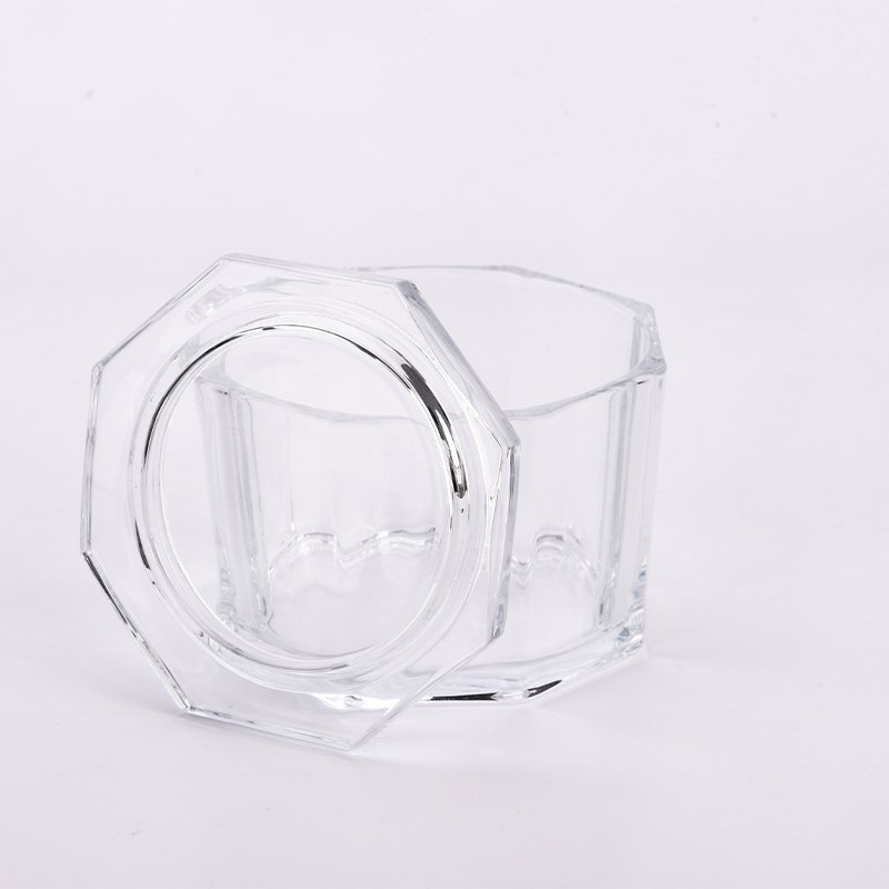Achthoekige glazen kaarsenpotten met deksels met verschillende inhoud