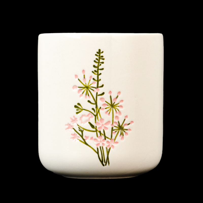 jednostavna bijela keramička posuda za uređenje doma s umjetničkim djelom cvijeća