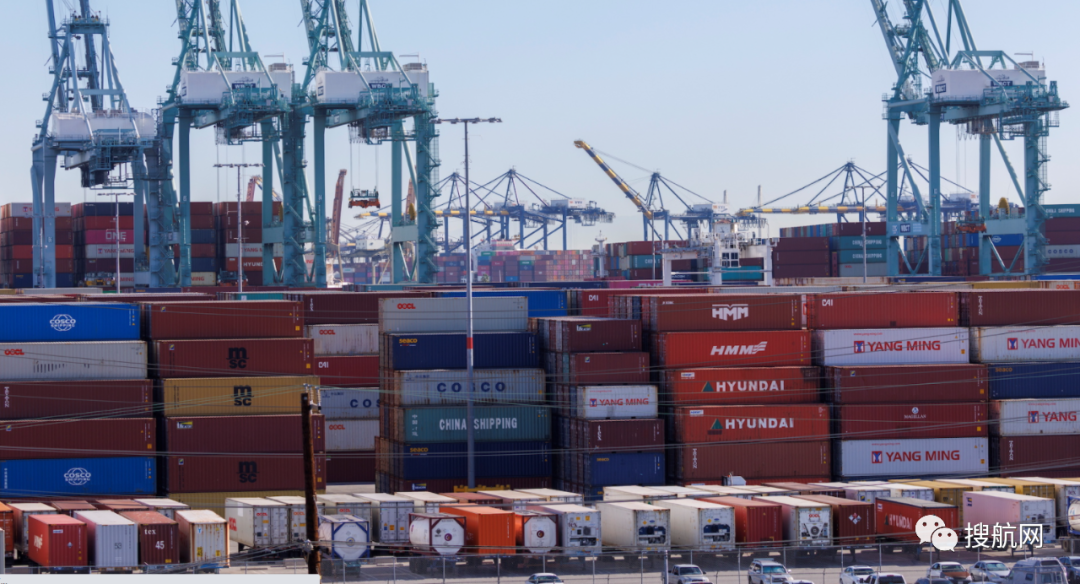 La acumulación de barcos fuera del Puerto de Los Ángeles ha disminuido, el volumen de manejo de carga ha establecido un récord y la congestión de los puertos del este de los Estados Unidos sigue siendo grave
