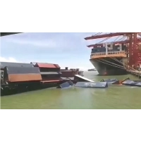 China A sudden!  A container barge capsizes at shenzhen terminal, causing several containers to fall into the water.  Multiple shipping companies were involved manufacturer
