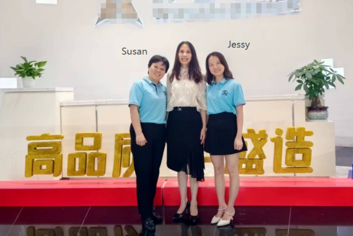 A Sunny Worldwide Logistics também faz as tarefas para você, os presentes de Natal dos clientes de Sydney estão sendo inspecionados quanto à embalagem