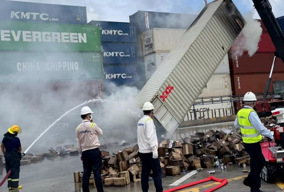 Am Shenzhen Shekou Terminal ereignete sich erneut ein Unfall und ein Container fing Feuer!