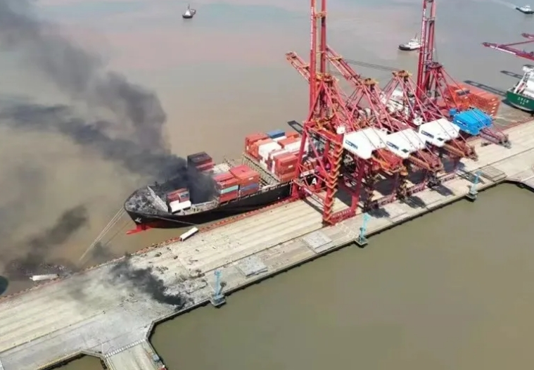 Ein weiterer Schiffbruch! Ein Frachtschiff hatte im Golf von Bengalen, Indien, einen Brandunfall!