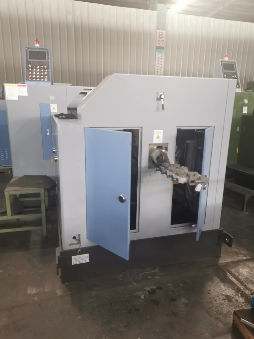 Macchina per formazione a freddo RBF106S Bullone con copertura metallica
