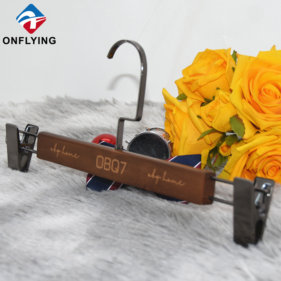 Braune kundenspezifische Kleidung hölzerne Luxushosen Clip Hanger Factory Lieferant