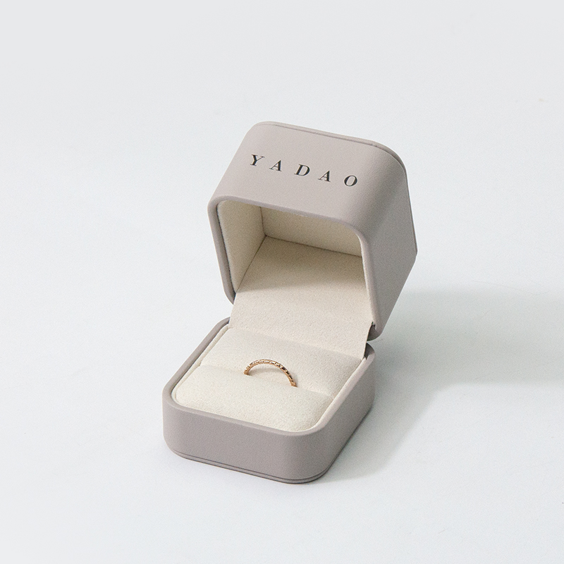 2023 design rounded corner elegant leather beige color diamond ring wedding box
