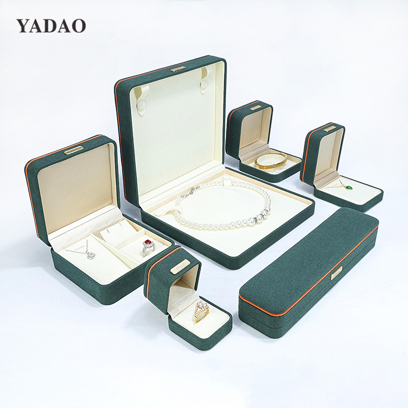 Custom na deep green suede material box set na may ring hikaw na bangle bracelet packaging