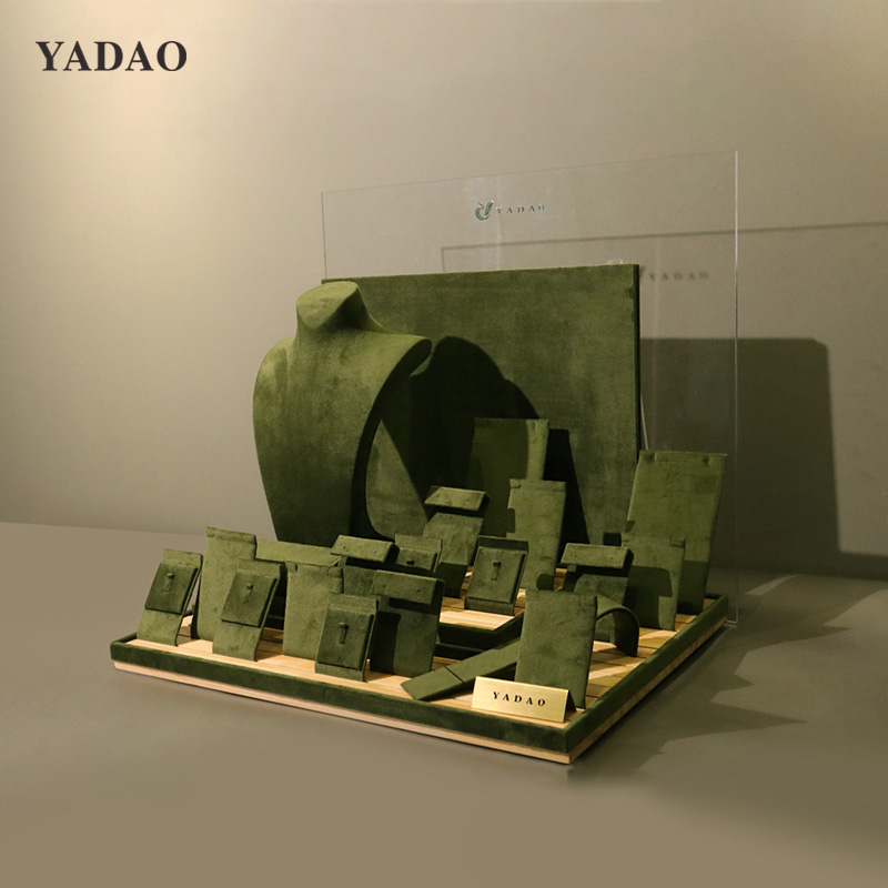 Juego de exhibición de joyas envuelto en terciopelo.