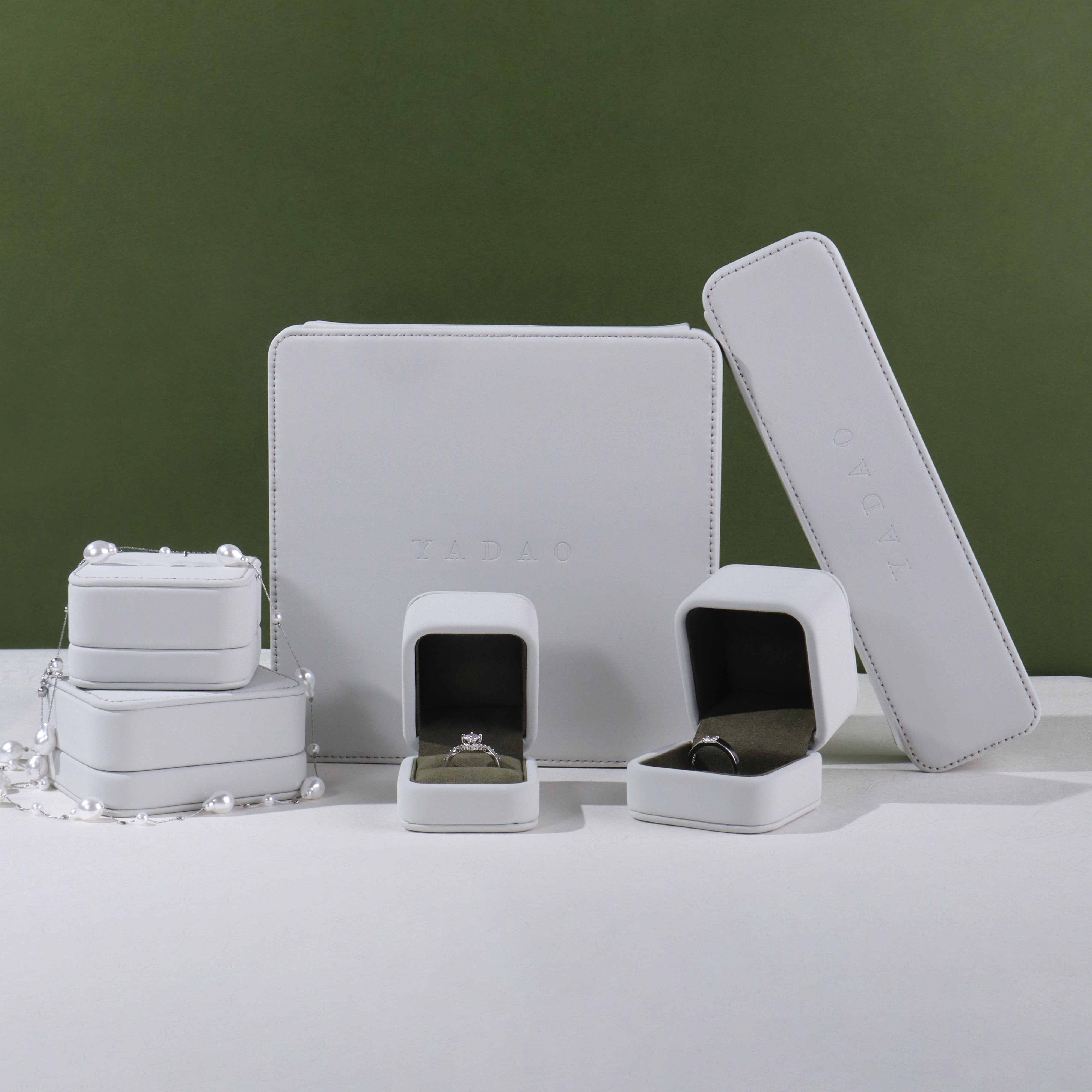 Witte sieradendoos met ring, oorbel, ketting, armband, armband