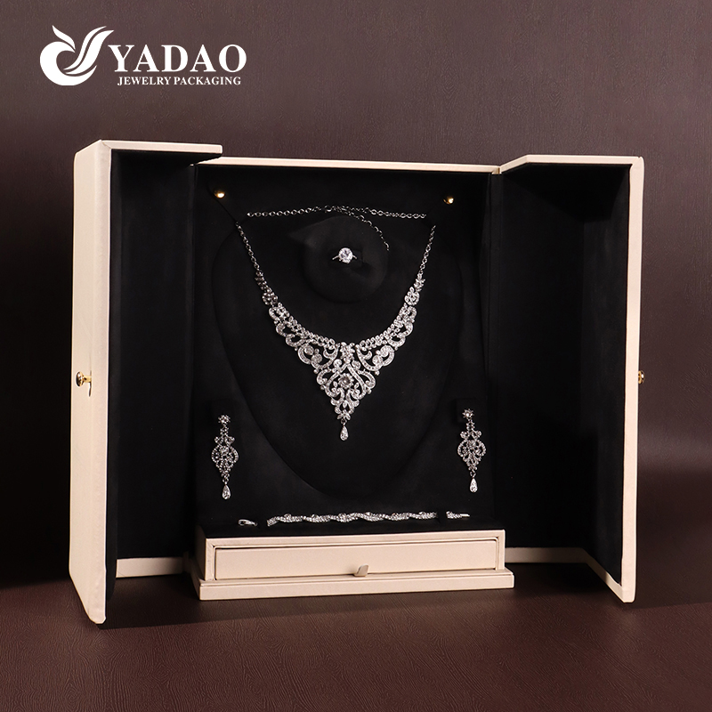 bruiloft diamanten sieraden set display grote verpakking met lade ketting buste deuropening