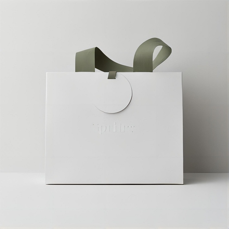 Žhavá výprodejová taška v bílé barvě se zeleným uchem