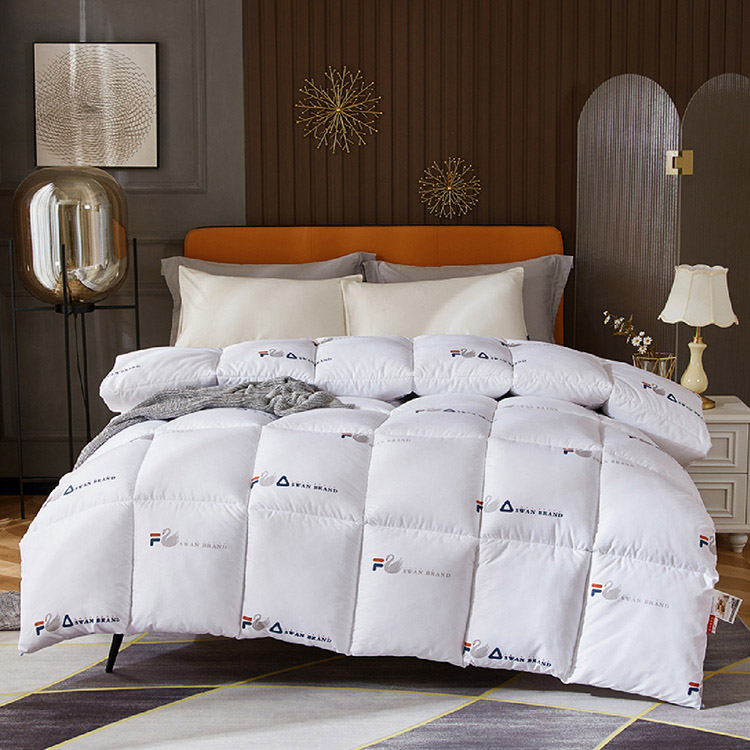 Chine Winter Warm Luxury Hotel Ultra-soft Quilted Down Alternative Comforter Manufacturer fabricant