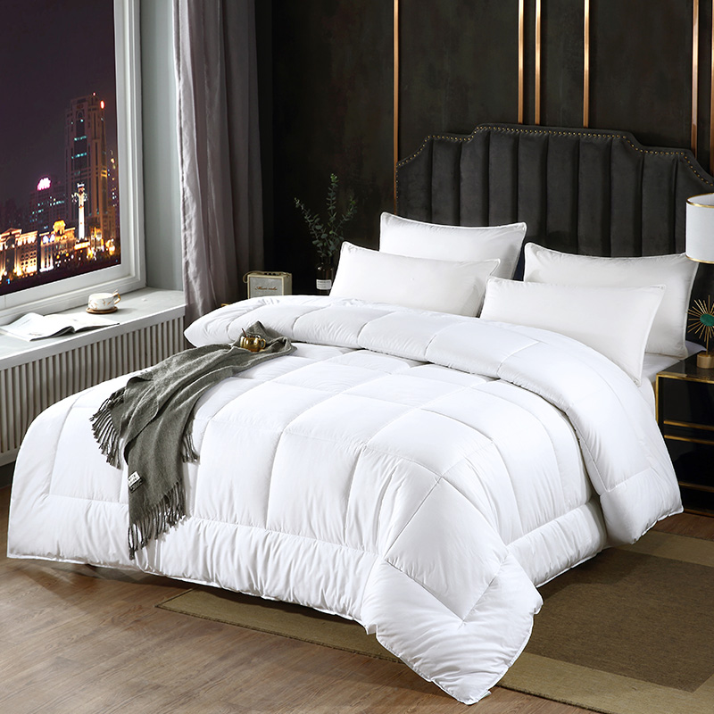 الصين Cozy Soft Hotel King Size Down Alternative Customized Quilted Duvet China Winter Comforter Supplier الصانع