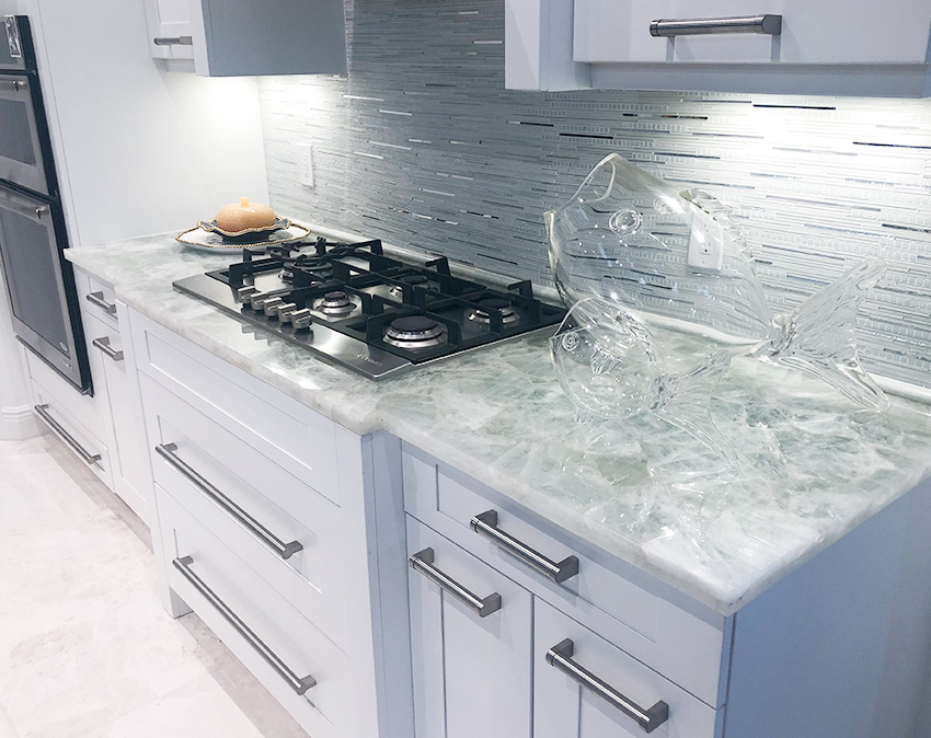 Dalle de cristal blanc pour créer une cuisine de style simple